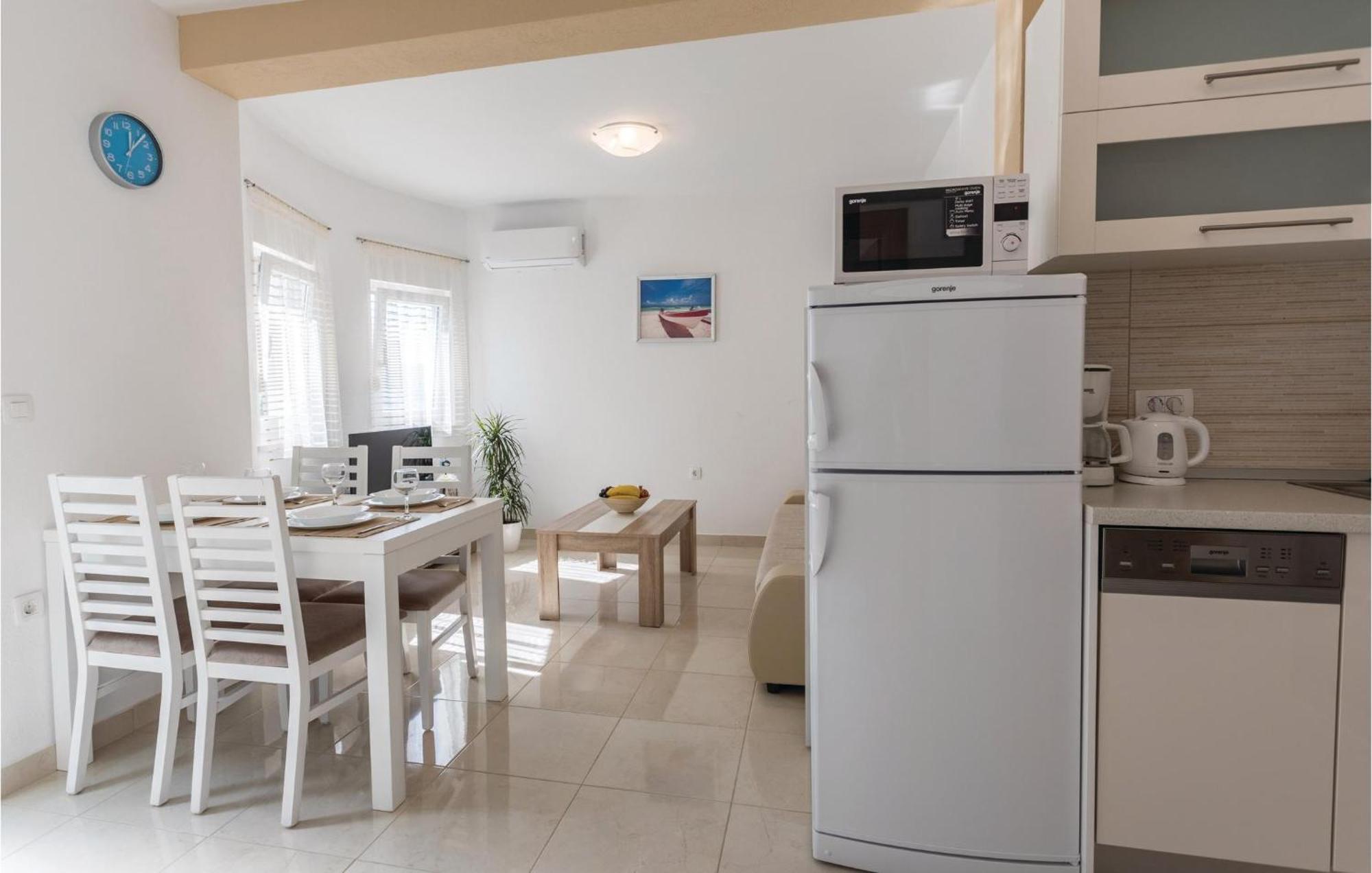 1 Bedroom Lovely Apartment In Komarna Klek Exteriér fotografie