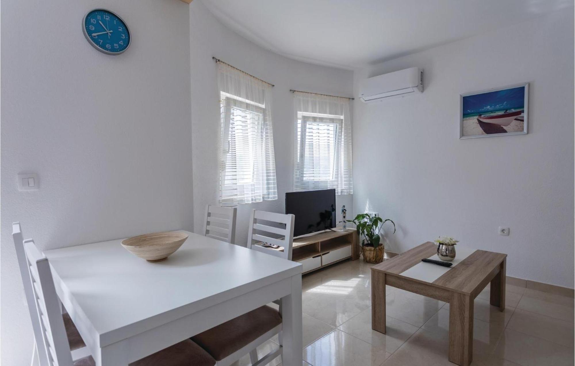 1 Bedroom Lovely Apartment In Komarna Klek Exteriér fotografie